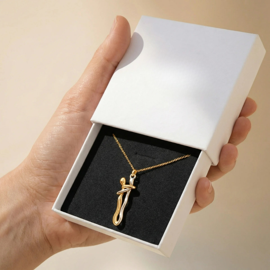 Collier étreinte symbolique élégant