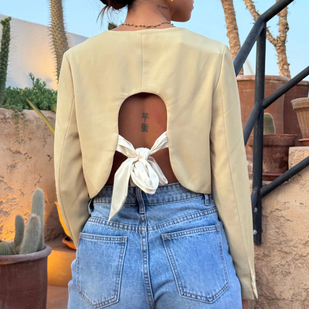 Blouse dos nu élégante avec nœud