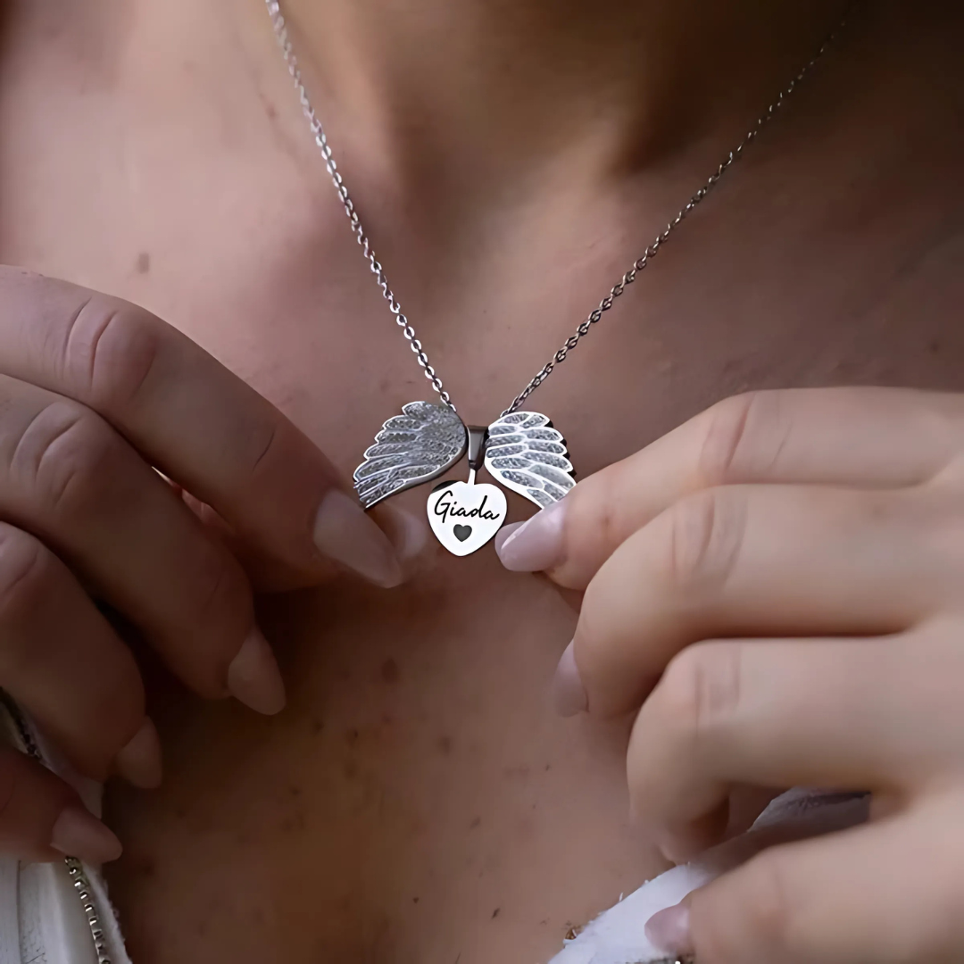 Collier Cœur Ailé Personnalisé – Gravure Prénom & Ailes d’Ange