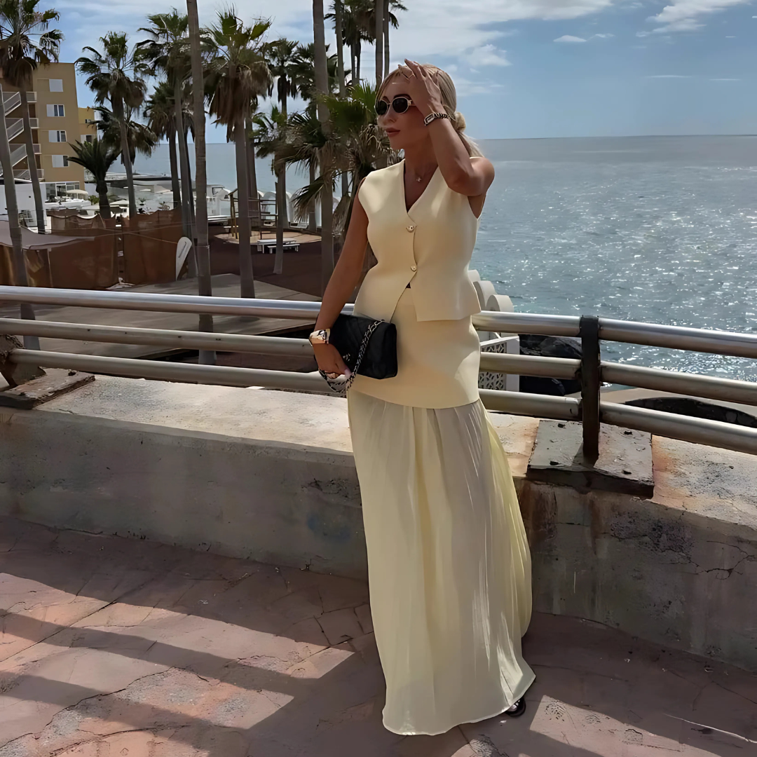 Ensemble chic jupe plissée et gilet sans manches