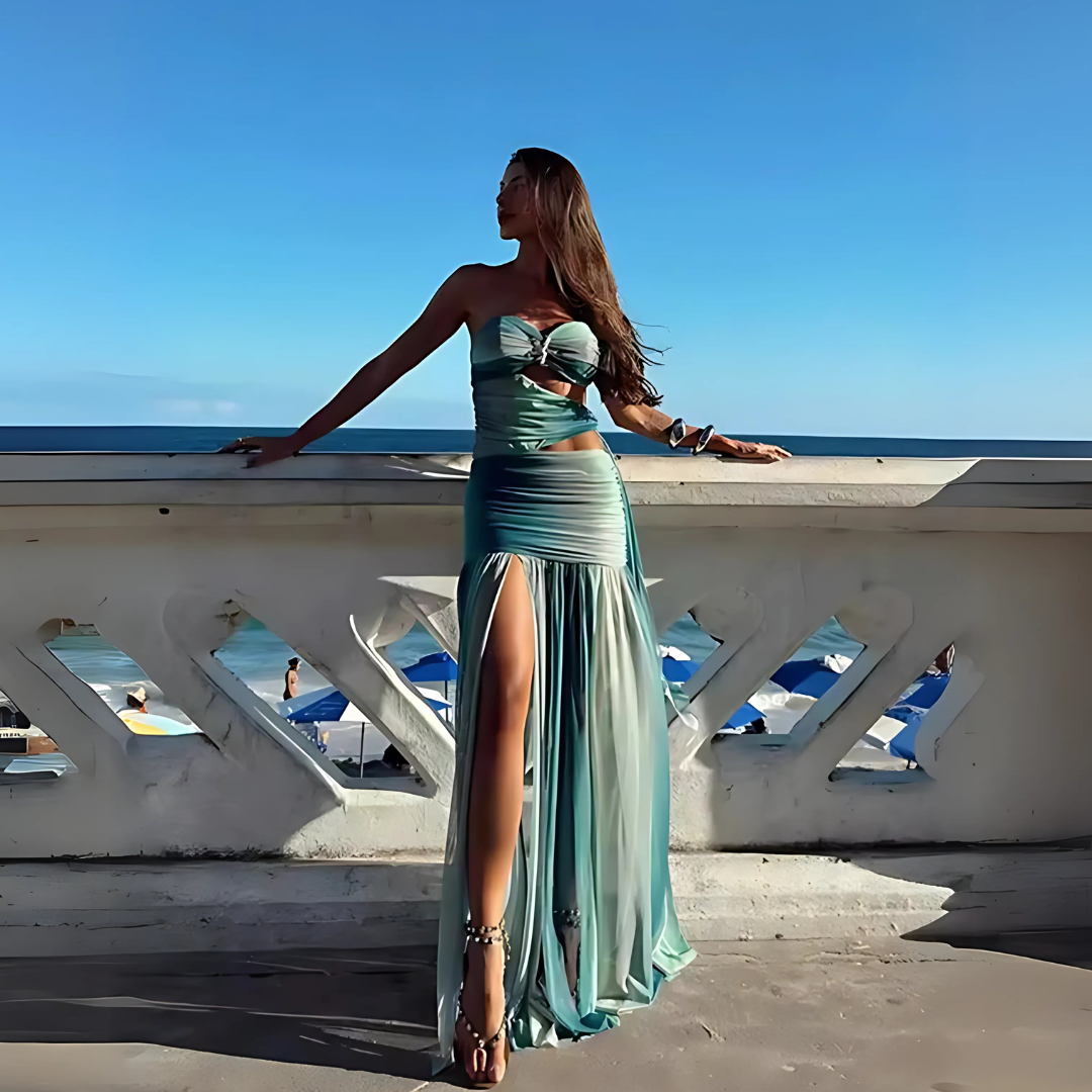 Robe fendue satinée à effet drapé