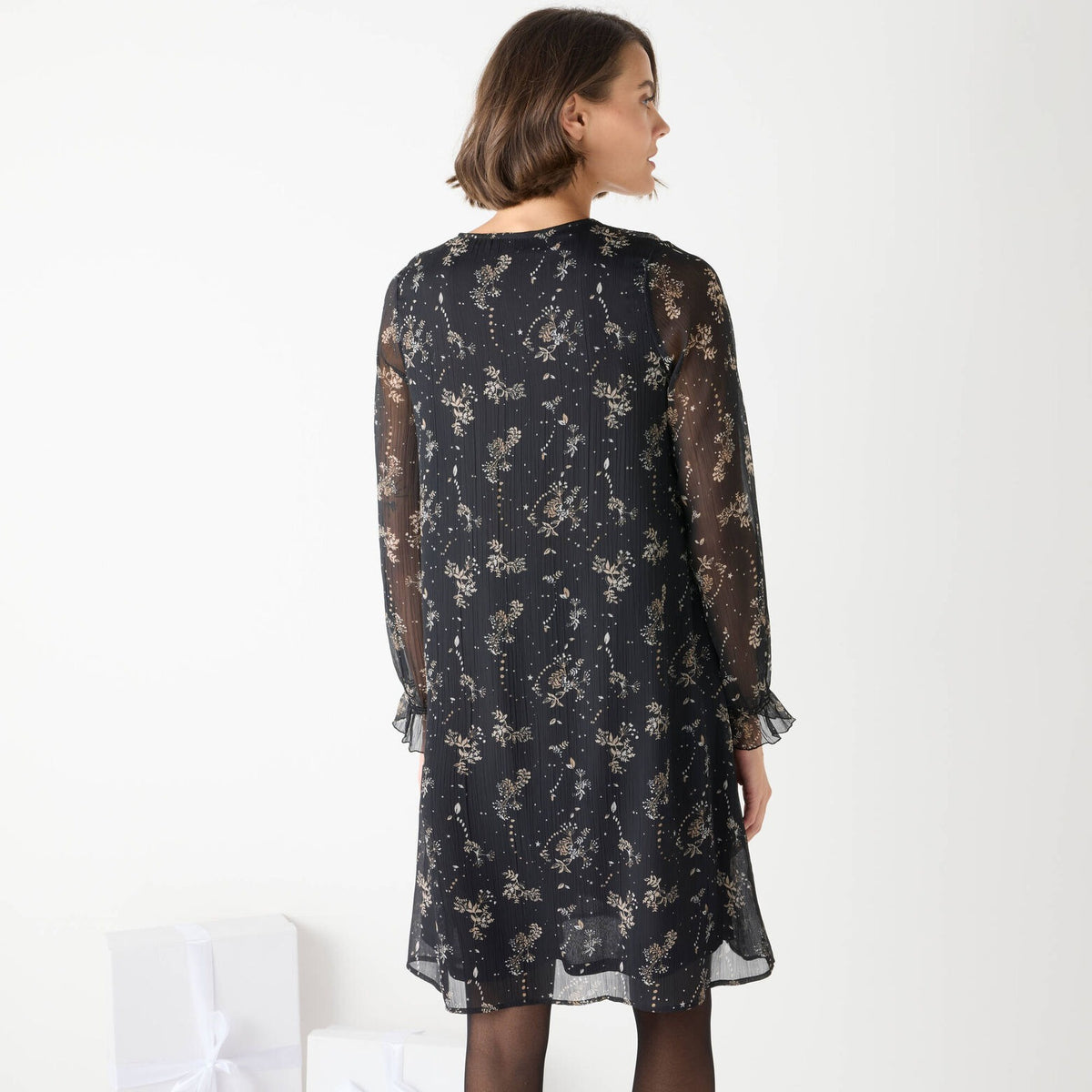 Robe Noire Fluide à Col Noué et Manches Transparentes