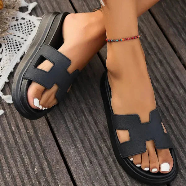 Pantoufles d'été à découpes élégantes