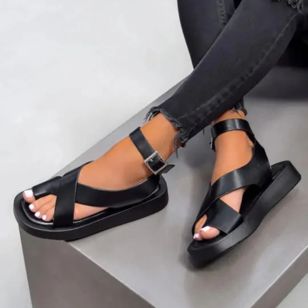 Sandalen mit gekreuzten Riemchen