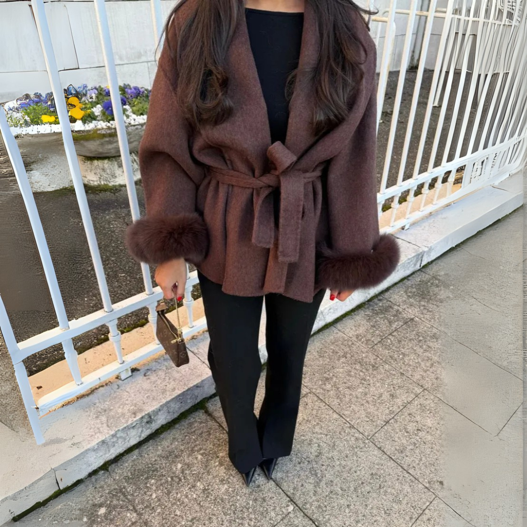Strickjacke mit Gürtel aus weicher Maschenware