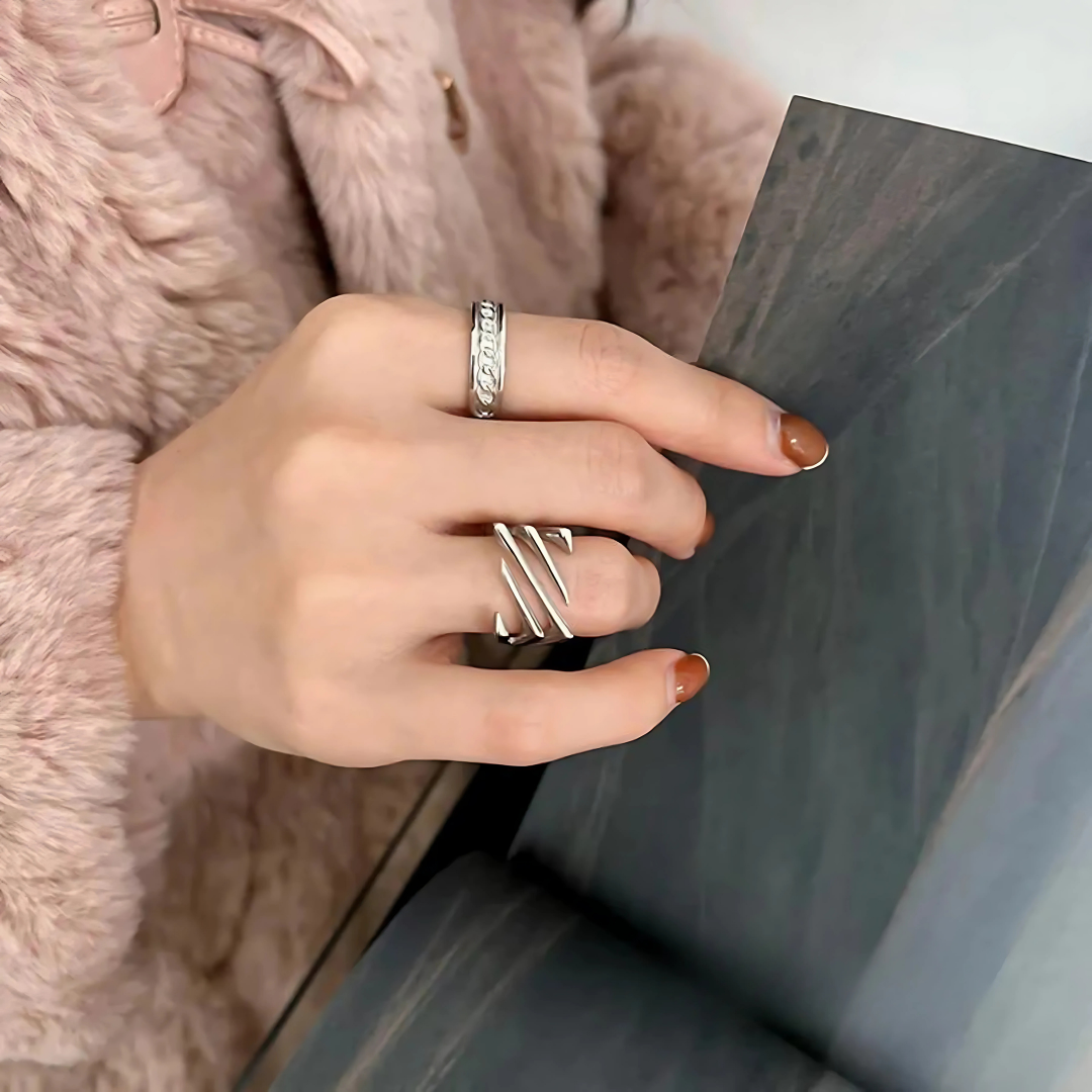 Verstellbarer, geschnitzter Silberring - Elegantes Wellendesign