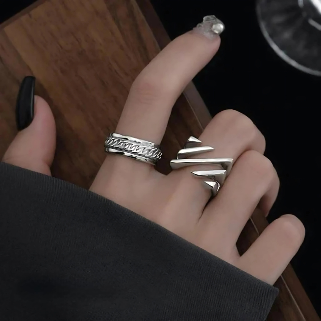 Anello regolabile in argento scolpito - Elegante design ondulato