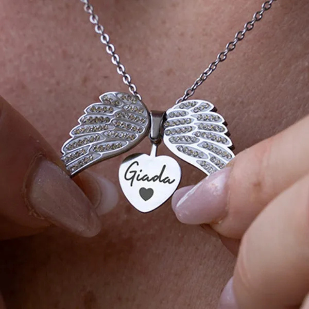 Collana personalizzata con cuore alato - Nome inciso e ali d'angelo