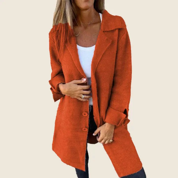 Cappotto lungo da donna per la mezza stagione con risvolti eleganti