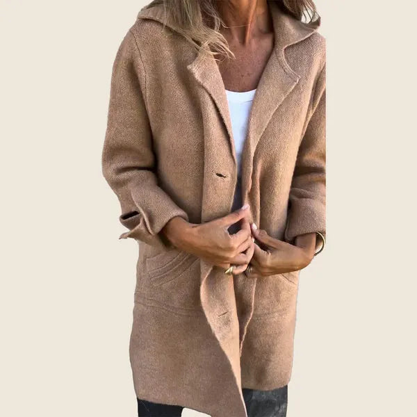 Cappotto lungo da donna per la mezza stagione con risvolti eleganti