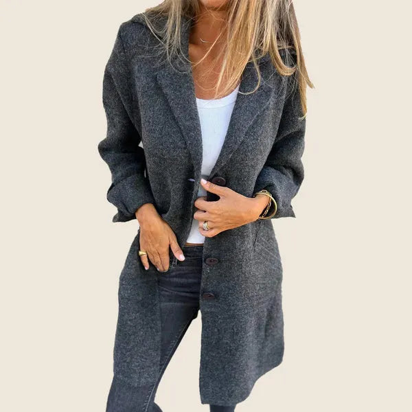 Cappotto lungo da donna per la mezza stagione con risvolti eleganti