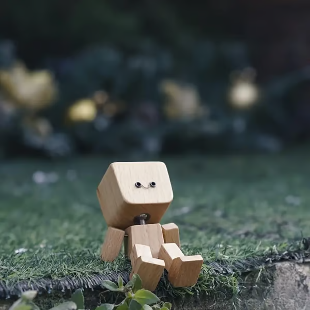 Bewegliche Holzfigur mit magnetischen Gesichtsausdrücken