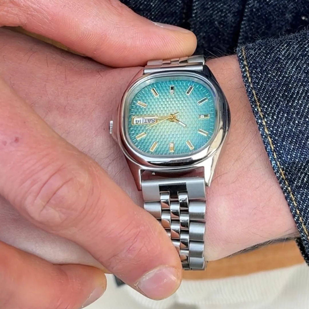 Elegante Herrenuhr mit grünem Zifferblatt und Metallarmband