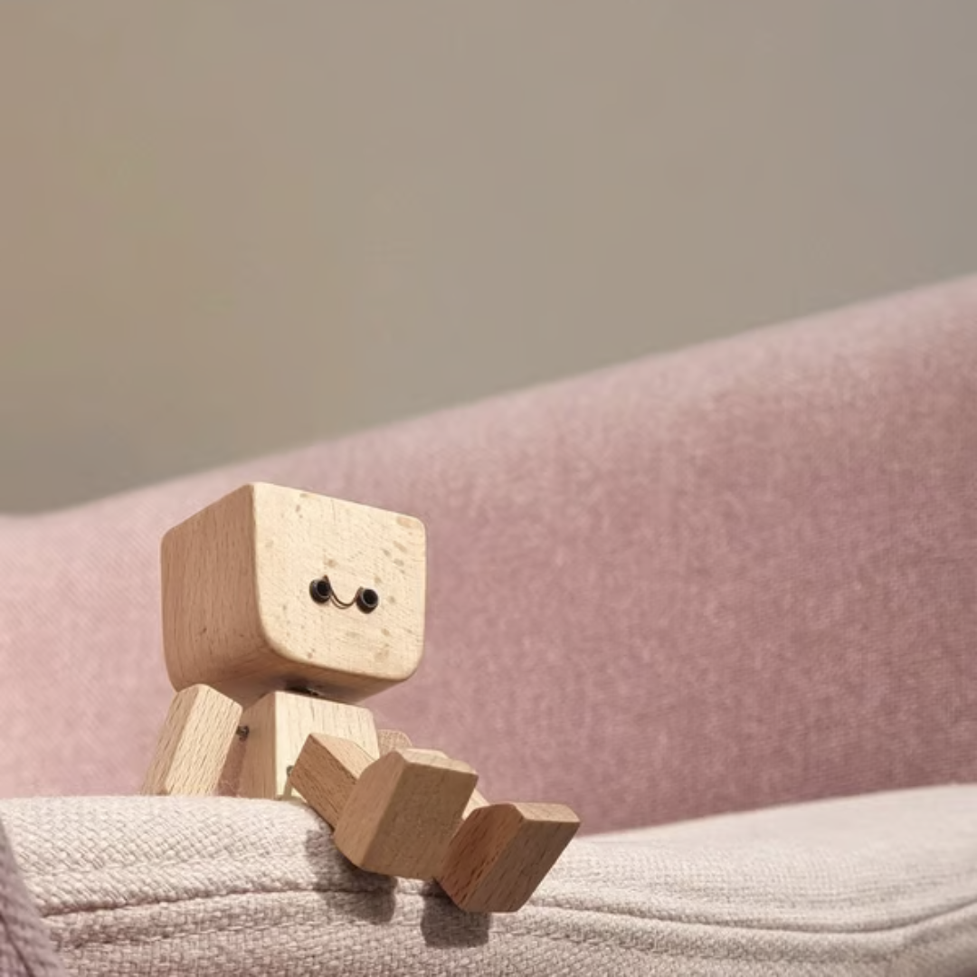 Bewegliche Holzfigur mit magnetischen Gesichtsausdrücken