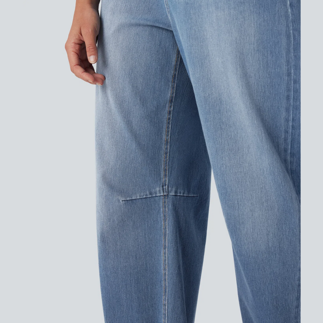 Gerade geschnittene Damenjeans mit mittlerer Leibhöhe und Verwascheneffekt