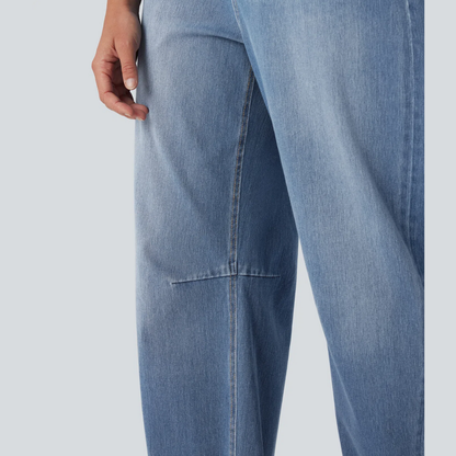 Gerade geschnittene Damenjeans mit mittlerer Leibhöhe und Verwascheneffekt