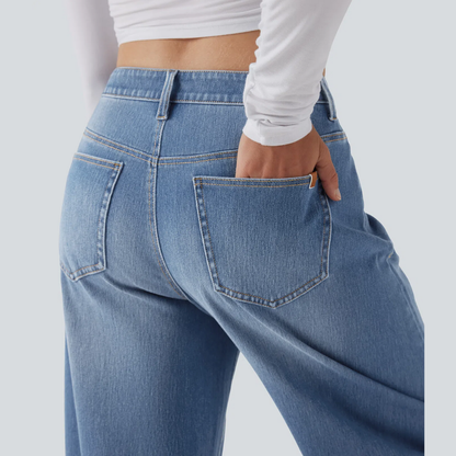 Gerade geschnittene Damenjeans mit mittlerer Leibhöhe und Verwascheneffekt