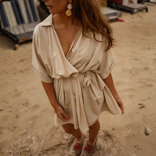 Elegantes, fließendes Damenkleid mit verstellbarem Gürtel