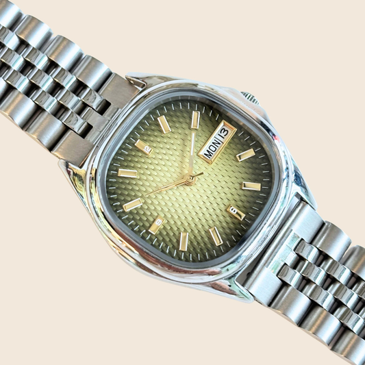 Elegante Herrenuhr mit grünem Zifferblatt und Metallarmband