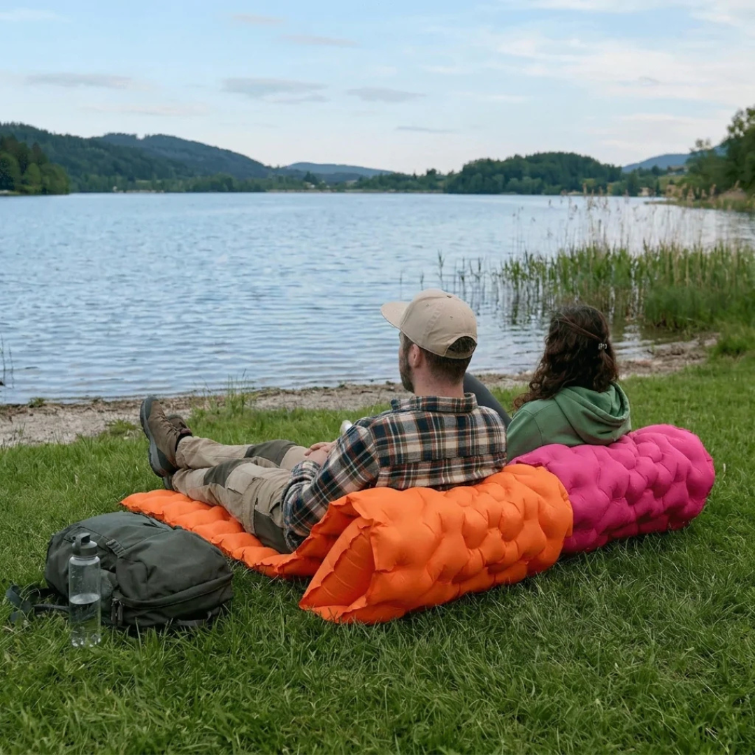 Leichte aufblasbare Campingmatratze mit integrierter Pumpe