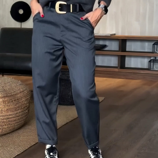 Pantalon élégant et galbant avec rayures
