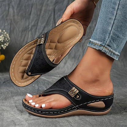 Sandalen mit Keilabsatz – Komfort und Halt