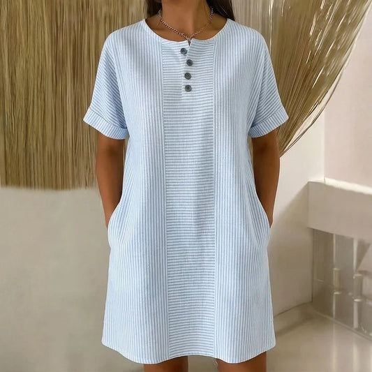 Fließendes, gestreiftes Damenkleid