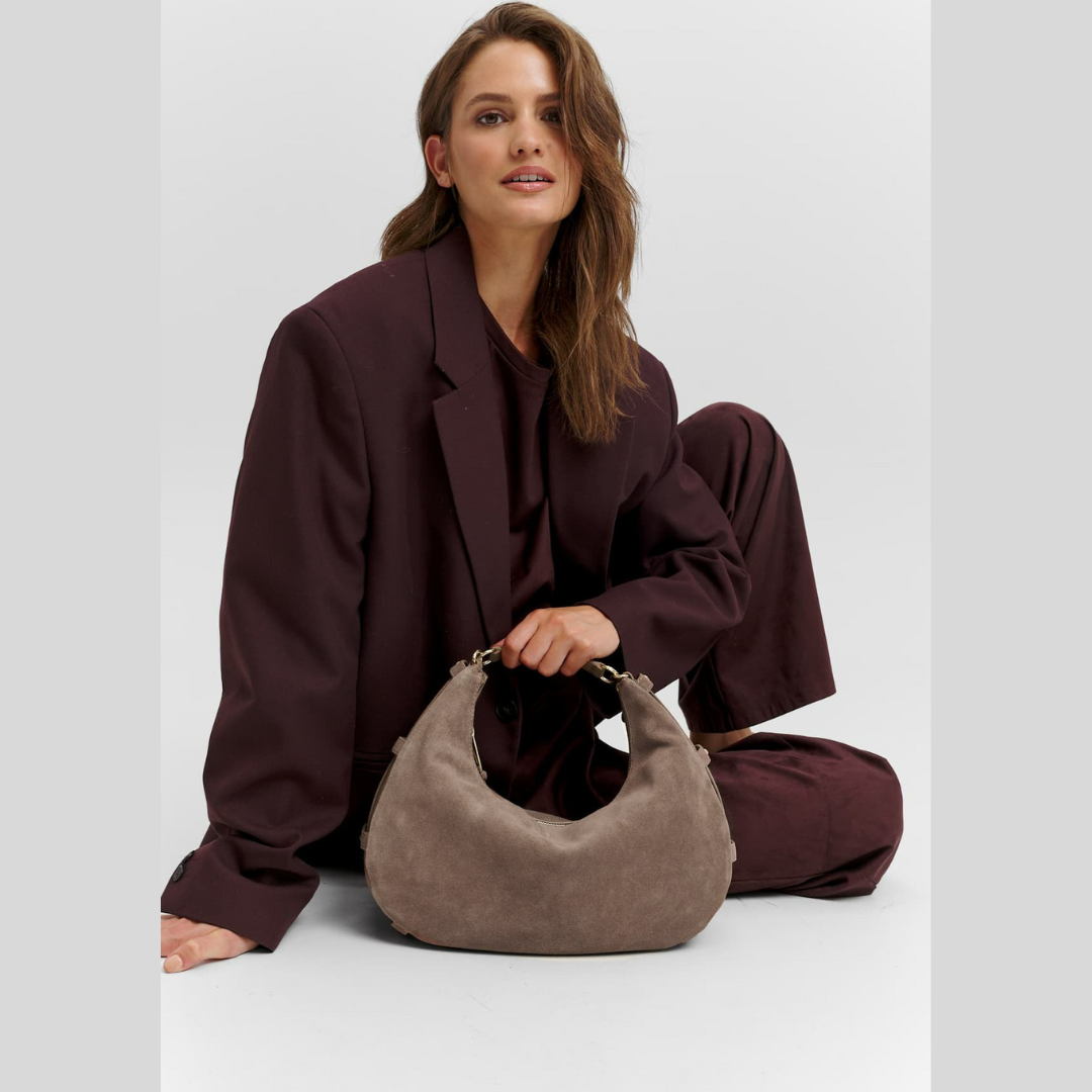 Halbmondförmige Tasche aus kaffeefarbenem Wildlederimitat