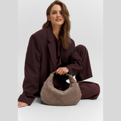 Halbmondförmige Tasche aus kaffeefarbenem Wildlederimitat