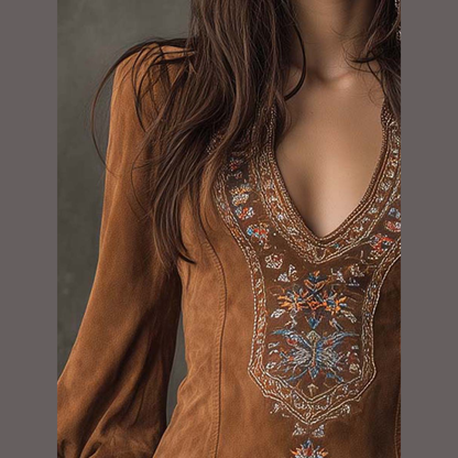 Robe en daim brodée