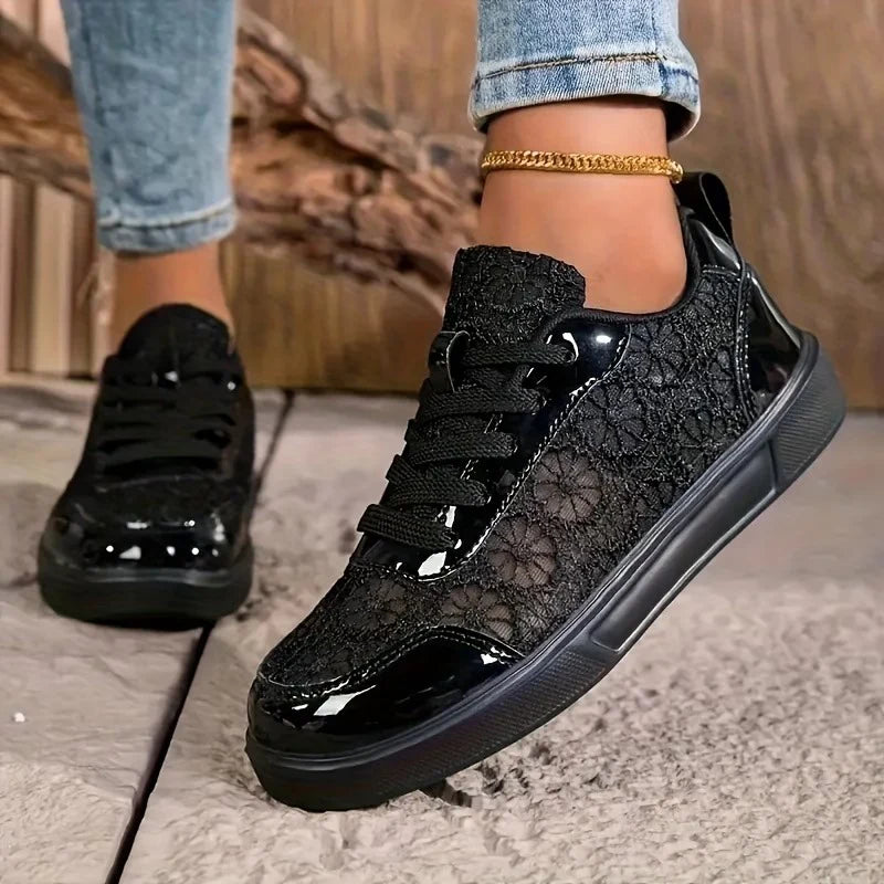 Leichte Sneakers mit Blumen-Spitzenmuster