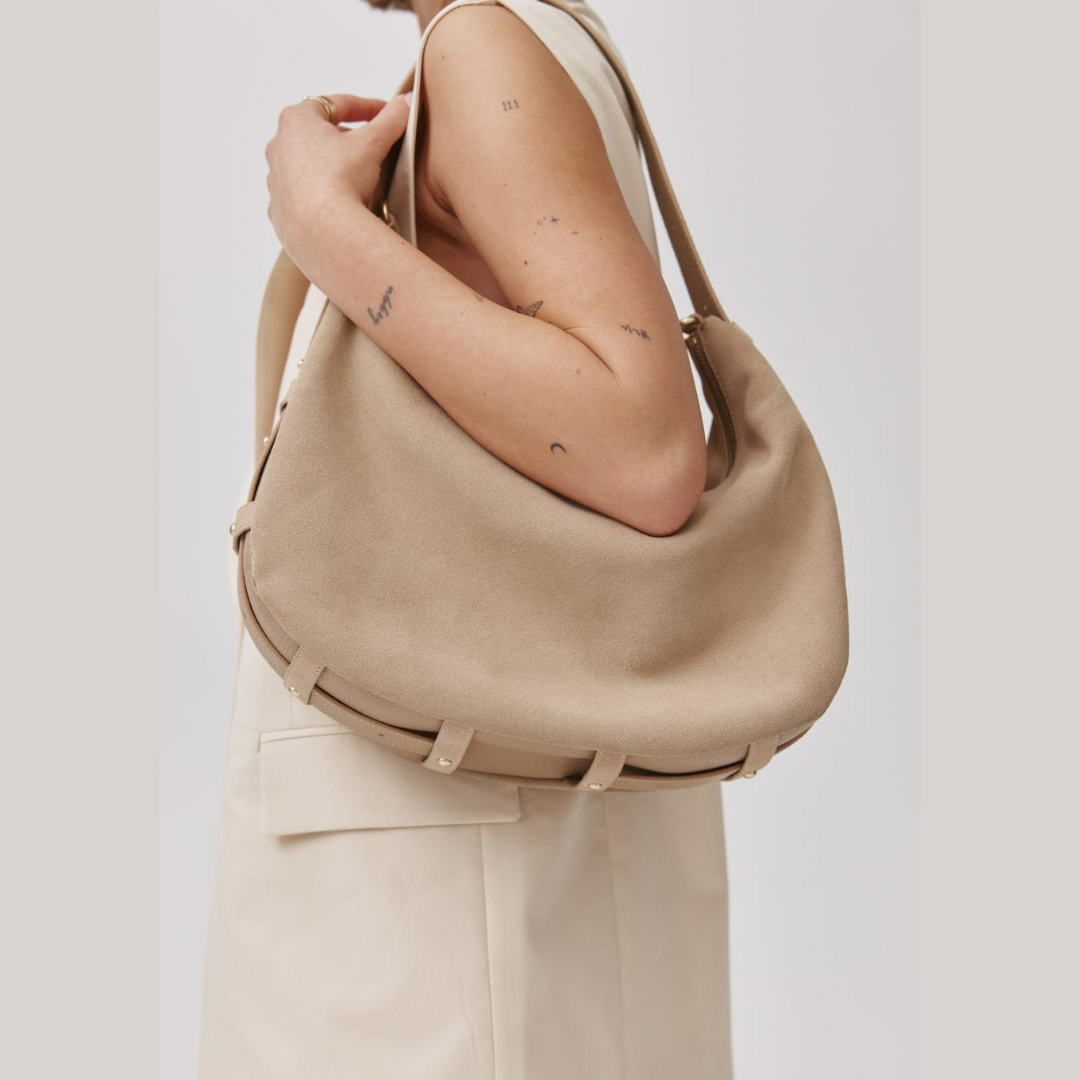 Halbmondförmige Tasche aus kaffeefarbenem Wildlederimitat