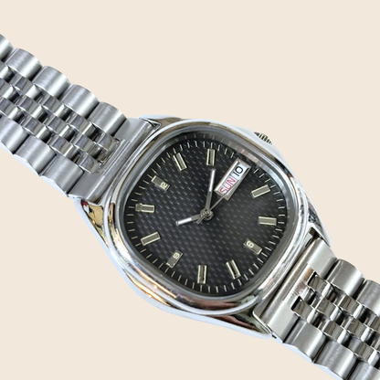 Elegante Herrenuhr mit grünem Zifferblatt und Metallarmband