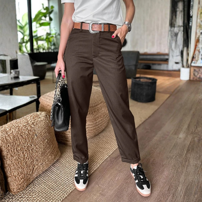 Pantalon élégant et galbant avec rayures