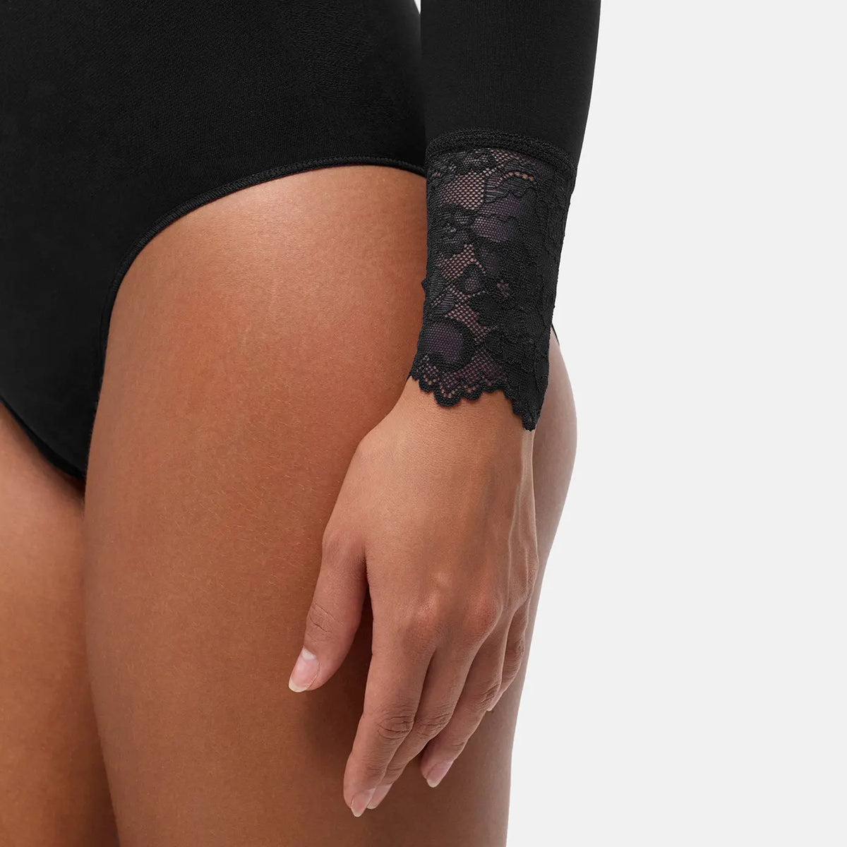 Figurformender Body aus Spitze mit V-Ausschnitt