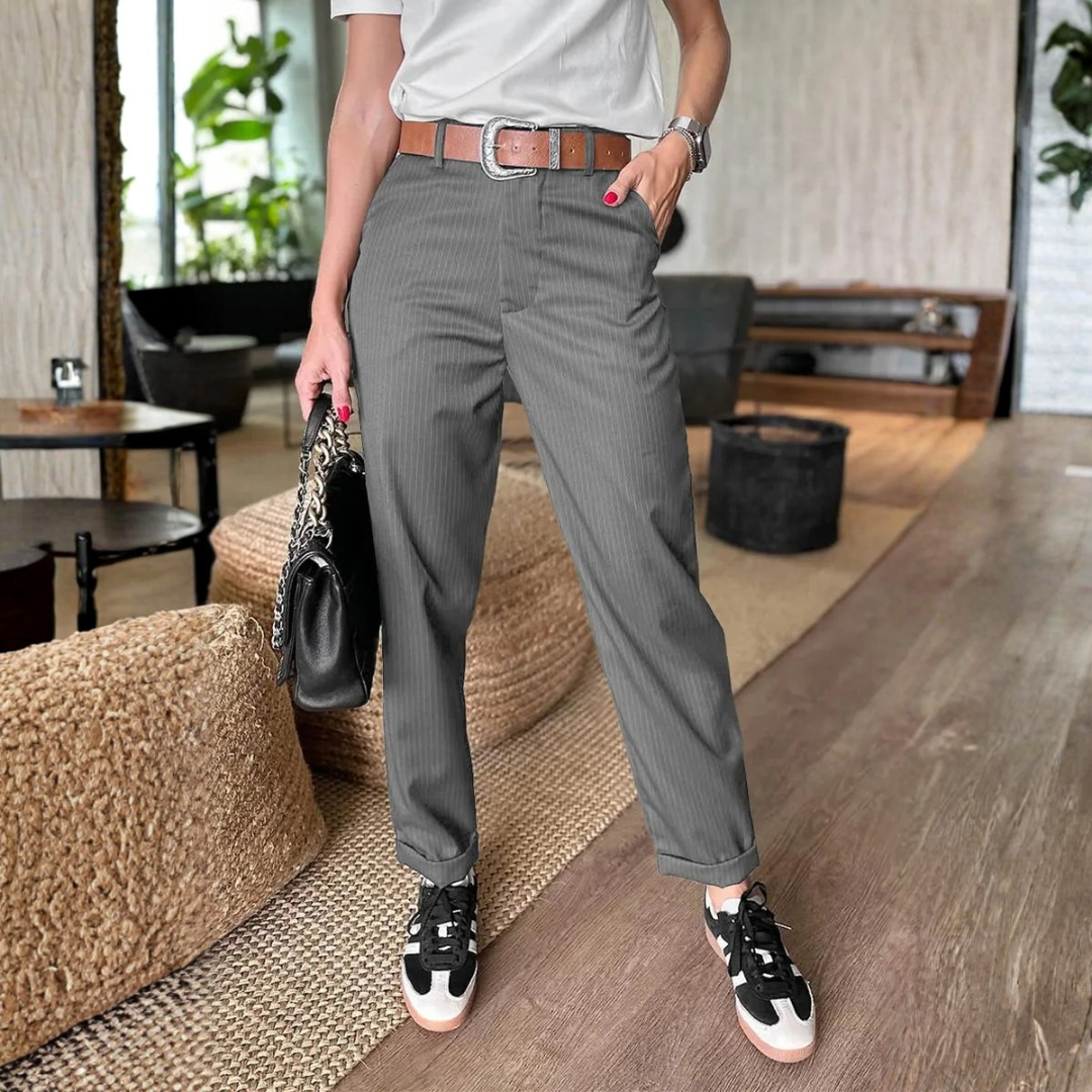 Pantalon élégant et galbant avec rayures