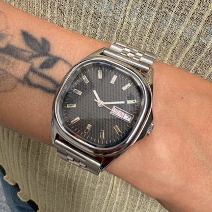 Elegante Herrenuhr mit grünem Zifferblatt und Metallarmband