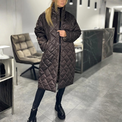 Eleganter Steppmantel mit diskretem Leoparden-Innenfutter