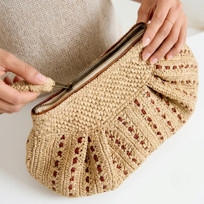 Elegante, naturfarbene Tasche aus geflochtenem Raffia