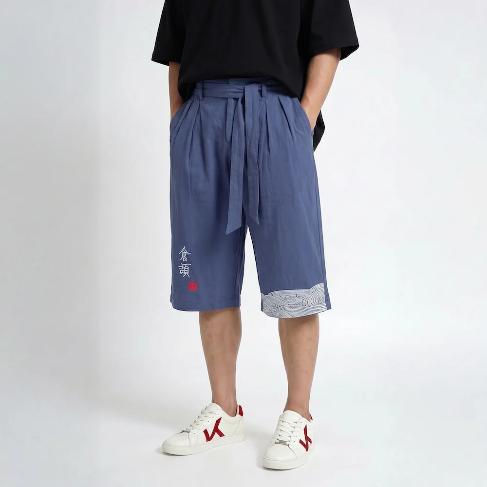 Lässige, weit geschnittene Bermudashorts im japanischen Stil
