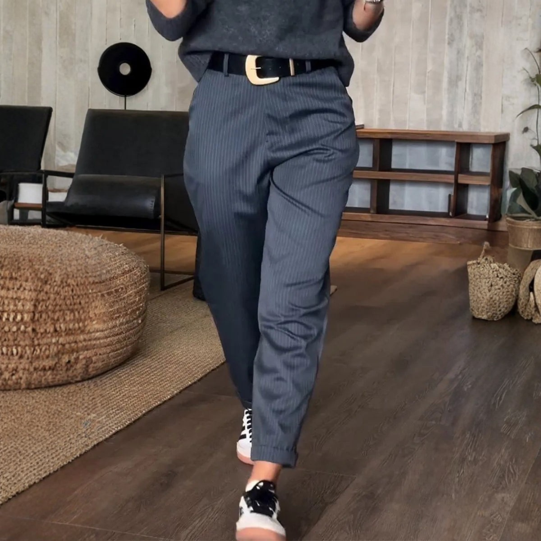 Pantalon élégant et galbant avec rayures