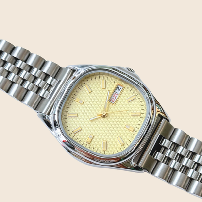 Elegante Herrenuhr mit grünem Zifferblatt und Metallarmband