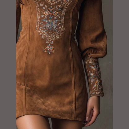 Robe en daim brodée