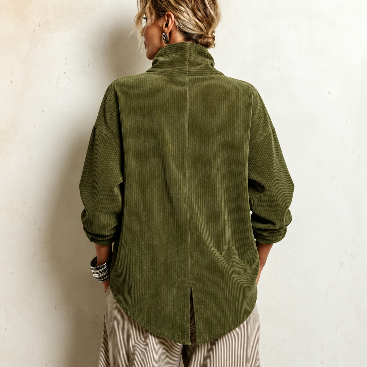 Damenpullover aus geripptem Velours mit elegantem Knopfkragen