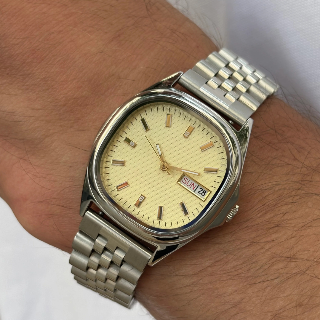 Elegante Herrenuhr mit grünem Zifferblatt und Metallarmband