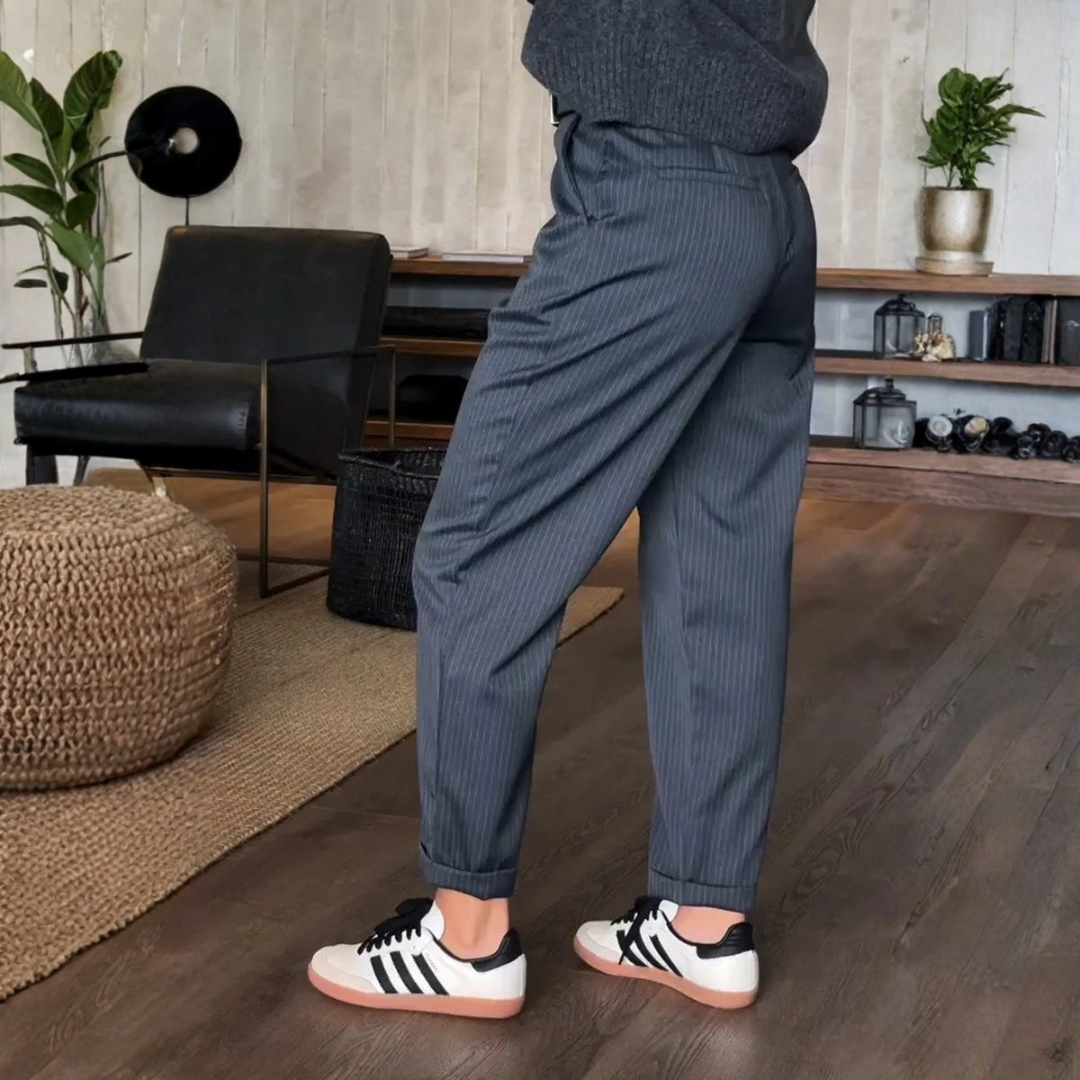 Pantalon élégant et galbant avec rayures