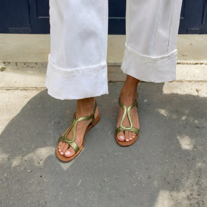 Bequeme goldene Sommersandalen für Damen