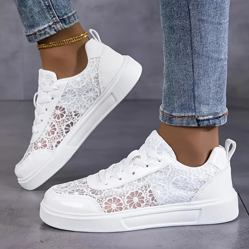 Leichte Sneakers mit Blumen-Spitzenmuster