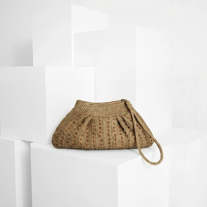 Elegante, naturfarbene Tasche aus geflochtenem Raffia