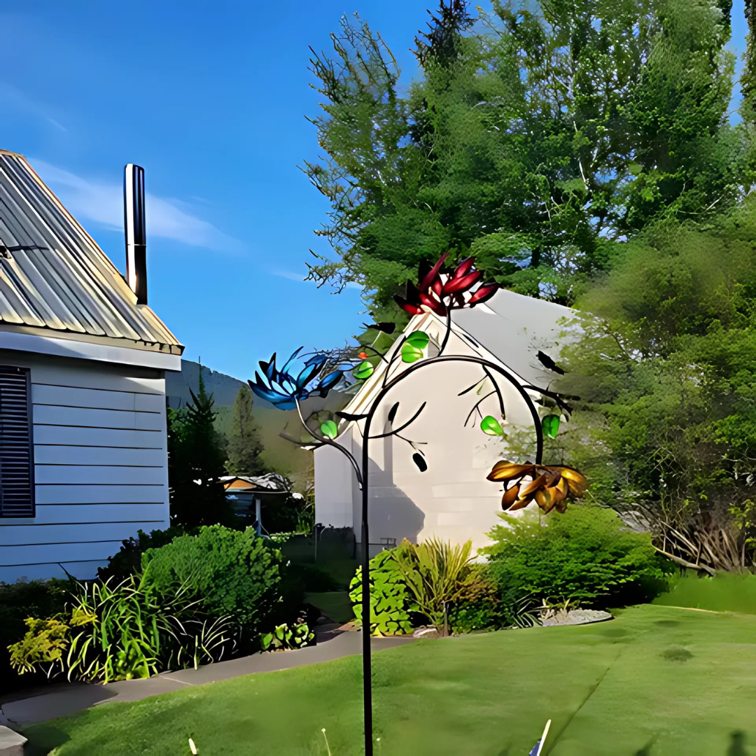 Farbenfrohes Windspiel mit Blumen für Garten und Balkon